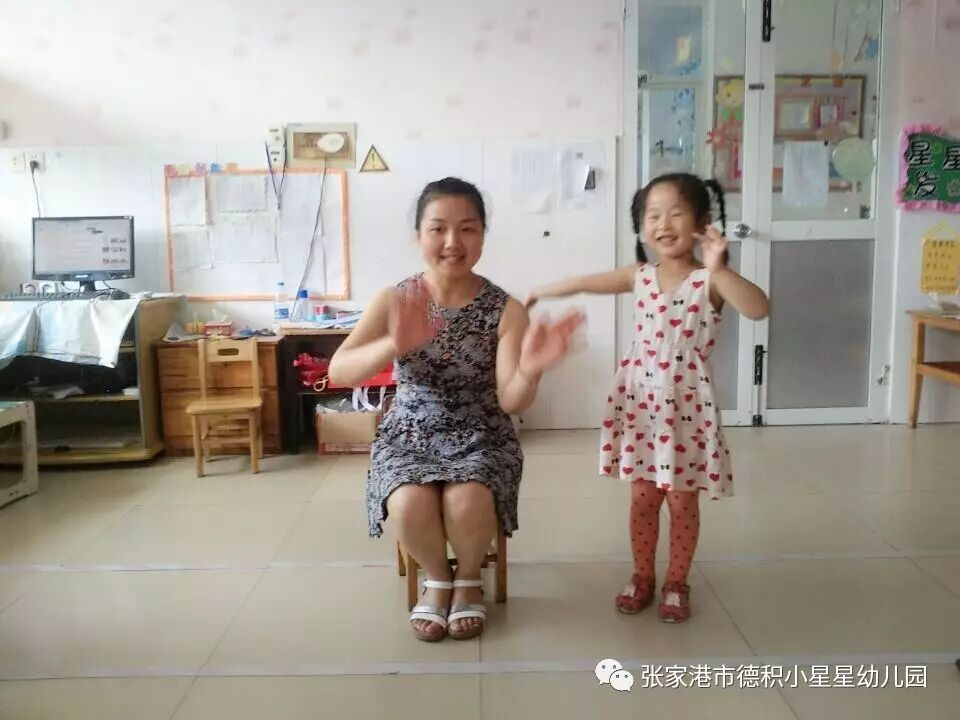 小二班：音乐：《小板凳》