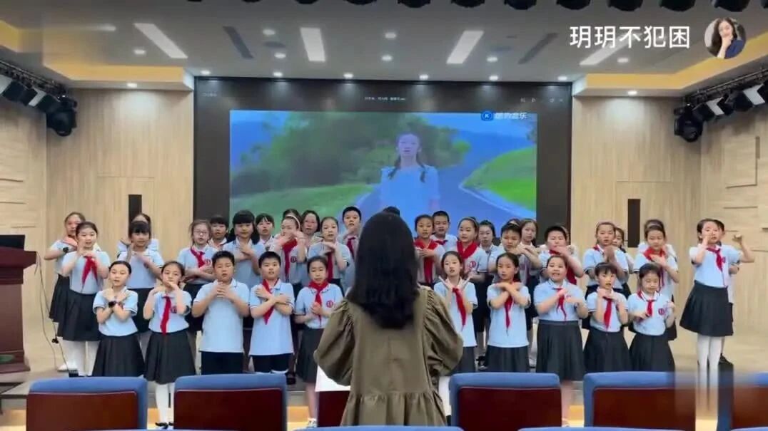 律动+手势 |《萱草花》慢节奏的手势舞也很不错！