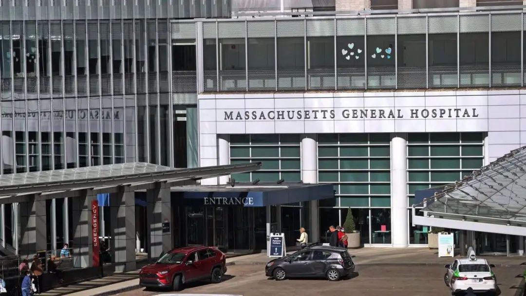 The main entrance of Mass General Hospital.