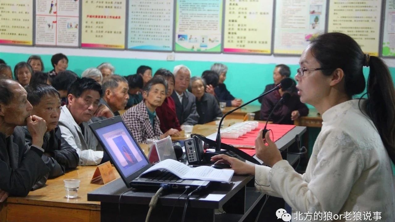 【老狼说事】你会喝茶吗?芦城村老年学校来了一位专家教大家识茶与品茶!