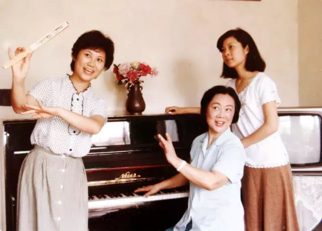 1985年,范瑞娟为学生章瑞虹,方雪雯练唱 我在演唱方面的五条准则