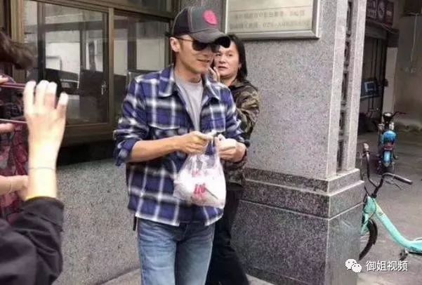 谢霆锋现身成都如路人,小店窗口排队买小吃,网友:暴露真实颜值