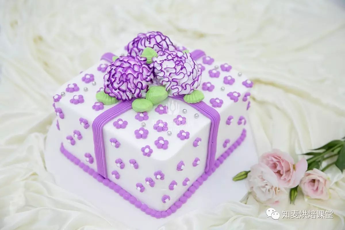 方形蛋糕抹面教程 1,用方形模具压出方形蛋糕胚,蛋糕胚的厚度要达到6