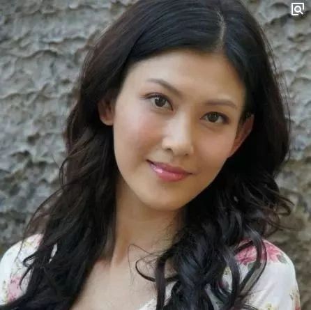 李彩桦真豪门媳妇命,婚后和友人现身高级会所,出入都是豪车接送