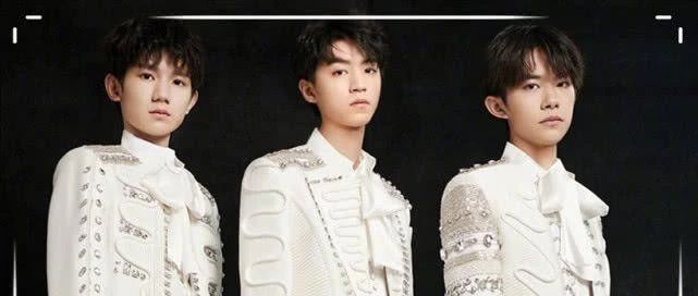 李赫宰穿橙衣合影TFboys,4男神同框比美,对称剪刀手抢镜