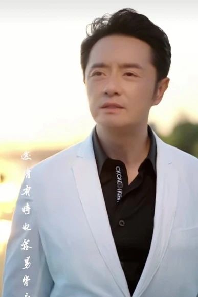 49岁歌手黄格选罕见露面,曾被誉为歌坛“忧郁王子”