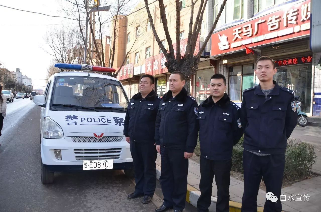 吴鹏(左二)和战友巡逻 吴鹏,37岁,中共党员,白水县公安局城关派出所