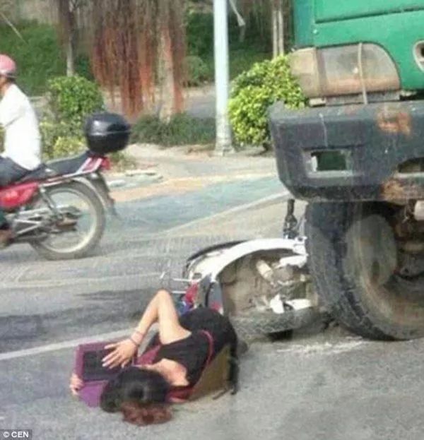 菲斯发福 中国女学生在被车撞倒,在等救护车时她还躺在地上背!单!词!