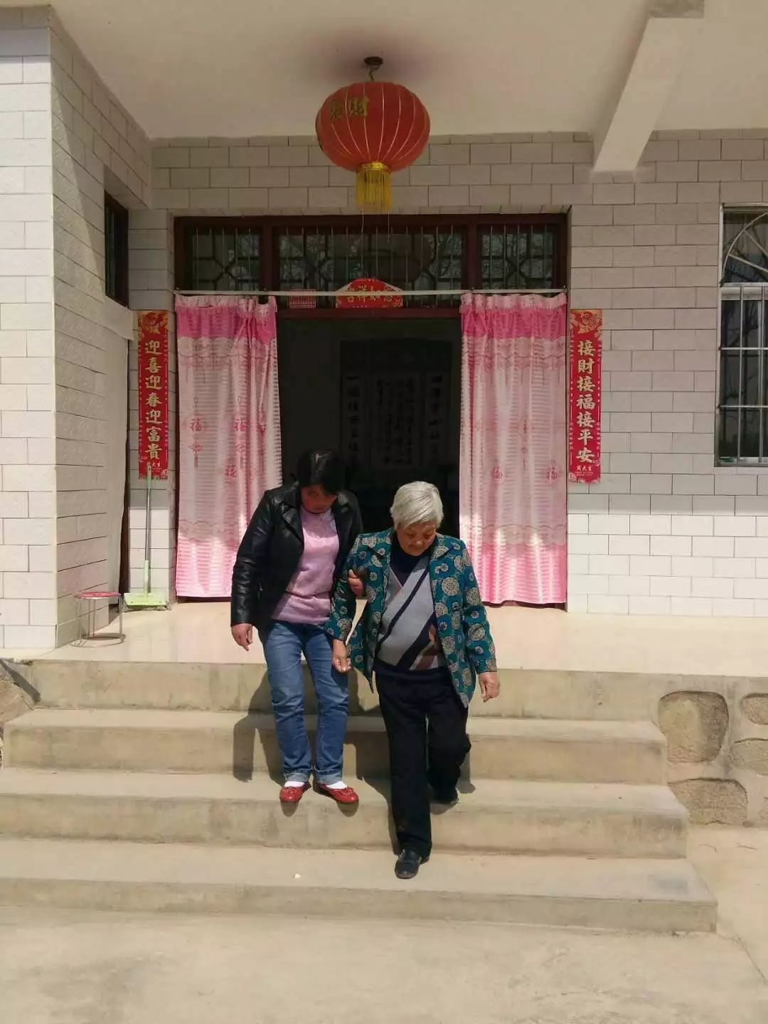 纸坊古镇孝老敬亲弘扬美德之纸坊最美女儿陈爱红最美妈妈张小艳