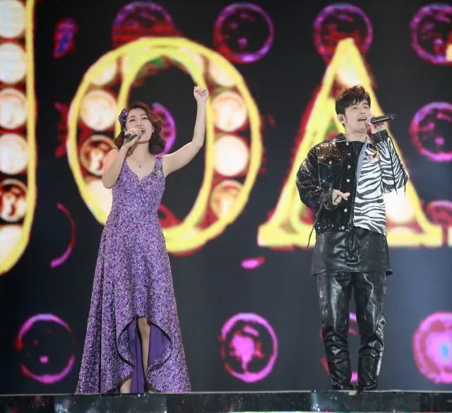 战队中的复古女嗓肖凯晔演唱另一位导师周杰伦和张惠妹原唱的《不该》