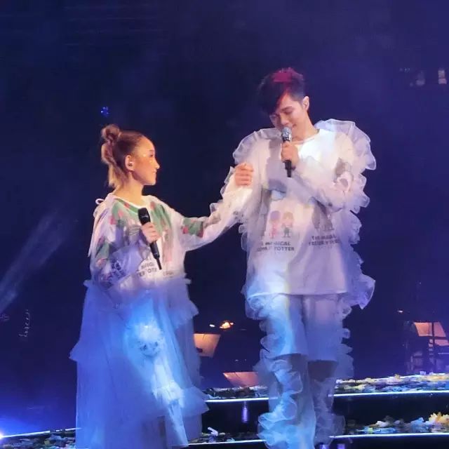 坐在前排看他的演唱会,张敬轩x王菀之themagicteetertotter