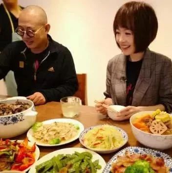 李连杰请鲁豫家里吃饭,饭菜上桌以后,鲁豫:表情尴尬