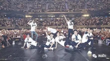 EXO遭遇四年一遇舞台事故 现场粉丝们竟然这样做!
