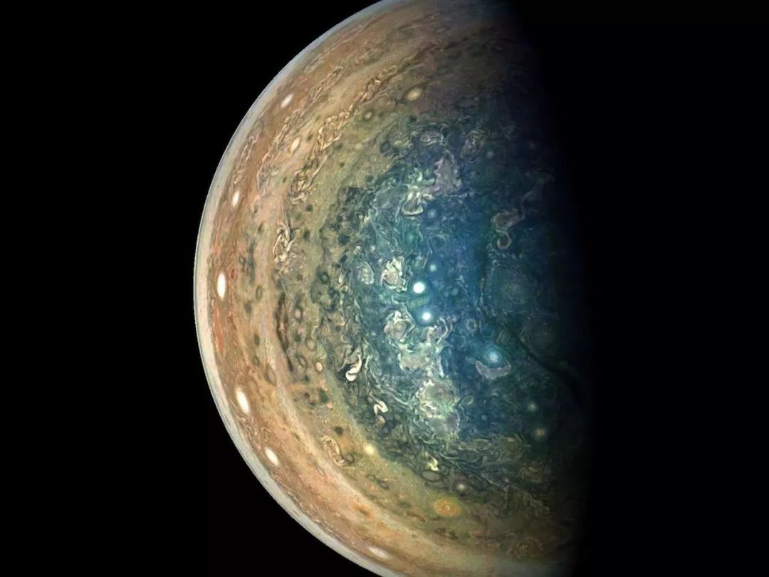 朱诺的近距离飞掠,为我们提供了令人眩晕的分辨率,把木星云带的细节