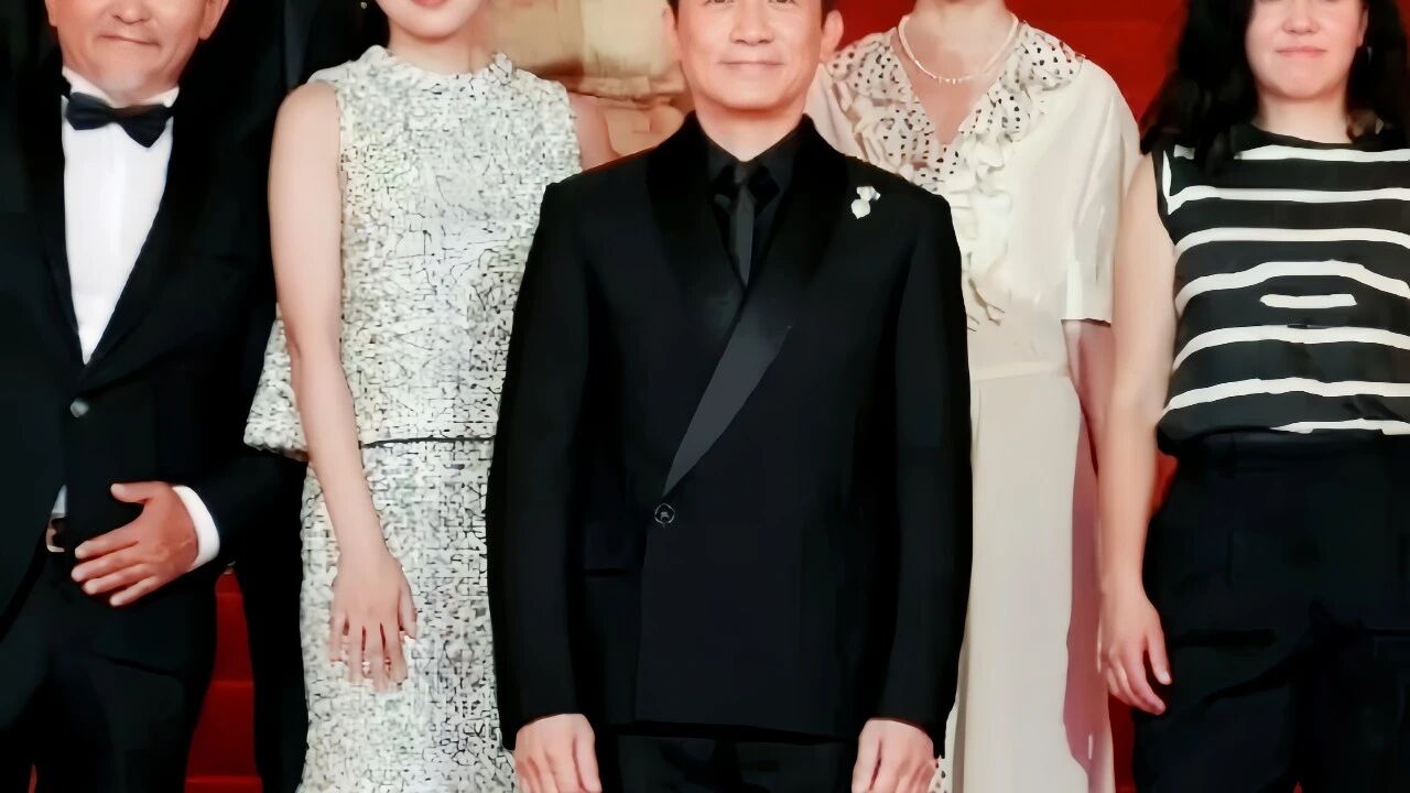 辛芷蕾红毯稳站C位,梁朝伟到场即刻让位