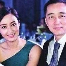 她24岁就上春晚,2个有妇之夫为了她离婚,如今被丈夫宠成公主