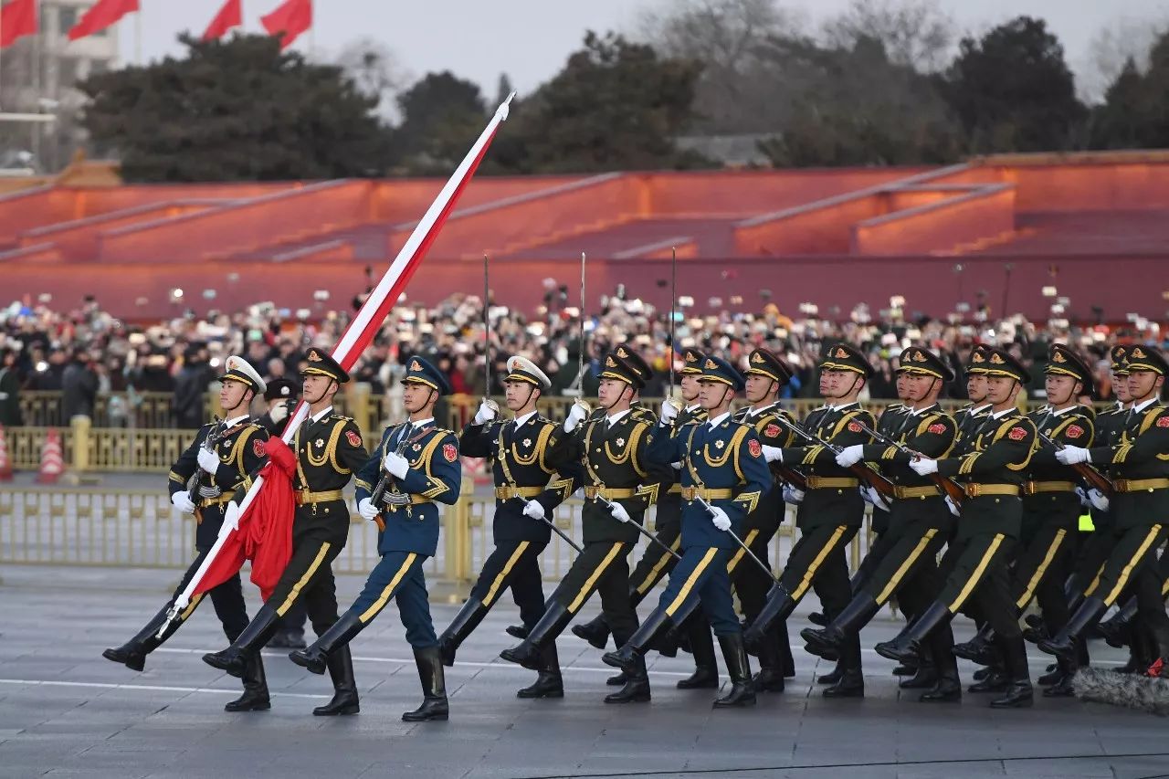 人民解放军仪仗队和军乐团在天安门广场升起