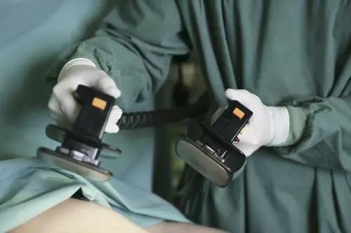 影视剧中, 在患者心脏骤停濒临死亡的紧张时刻, 医生都会用除颤器电击