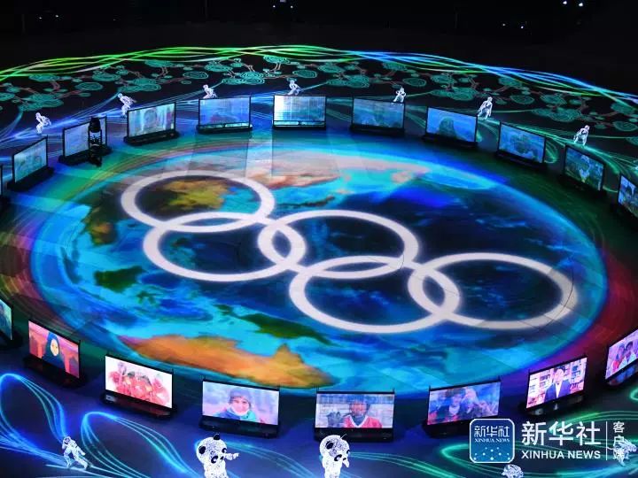 新闻中心  24名来自北京体育大学的轮滑演员和24个带着透明冰屏的智能