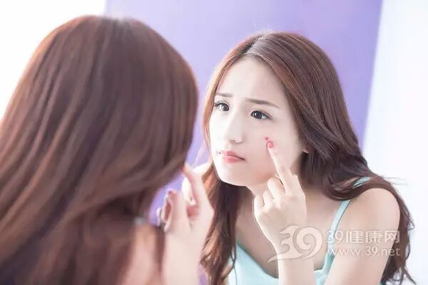 女子挤痘痘致脸发肿、肺流脓险丧命！皮肤科专家教你最正确的除痘步骤