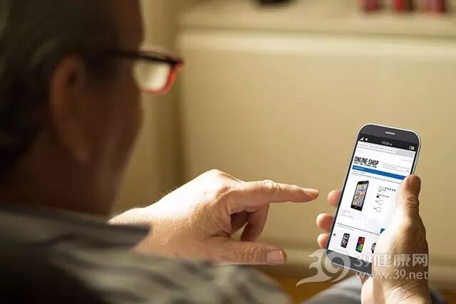 一定要教会父母玩手机！会用手机的老人更快乐、越长寿