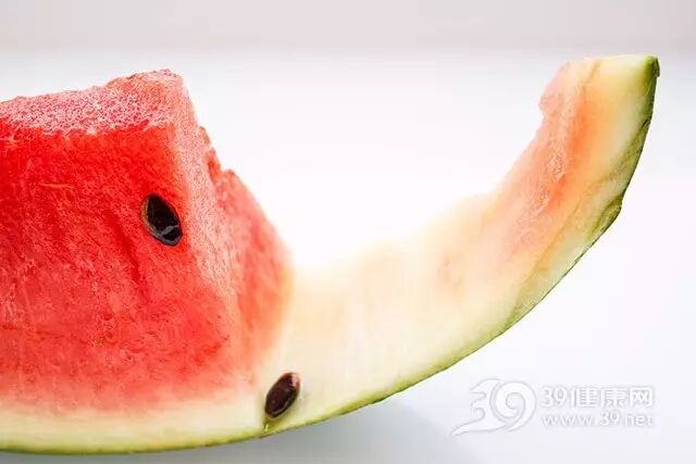 西瓜是健康食品吃多少都没事？你不知道的水果副作用