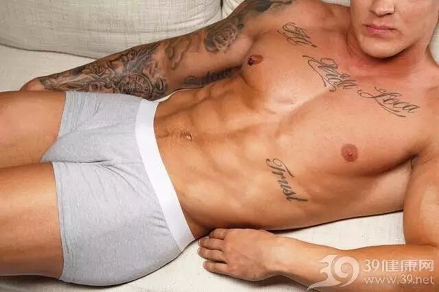 男人穿内裤时，丁丁应该朝上还是向下放？