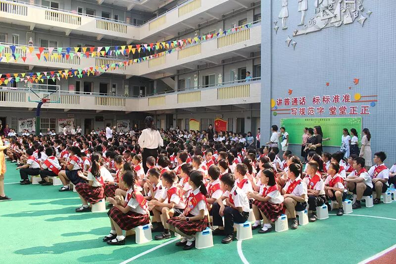 大手牵小手齐走红地毯,海珠中路小学的开学第一天有点不一样!
