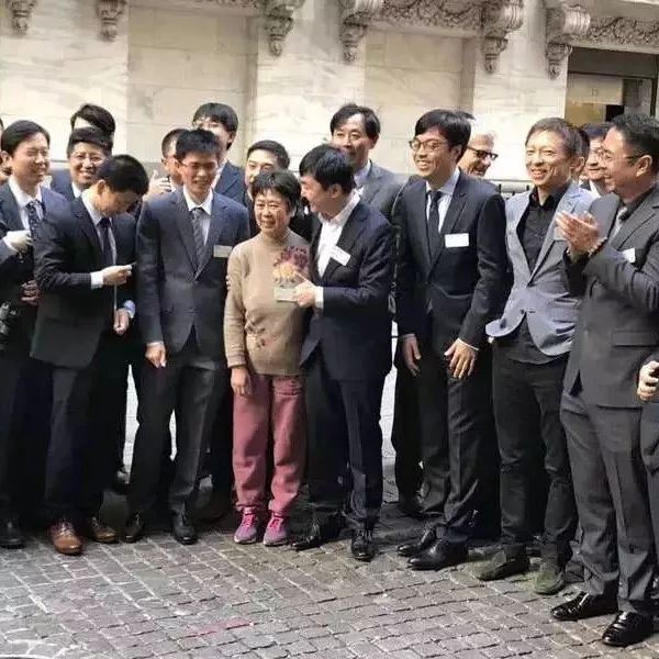 【早报】王小川带着母亲去美国IPO;知乎称“手撕”CEO周源员工系依法解聘