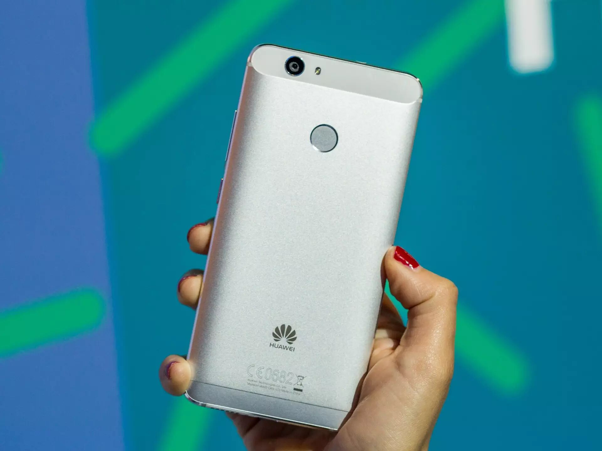 华为是上市公司吗 华为Nova上市一个月，价格已跌去两成：是华为渠道失控、经销商弃利润去库存？