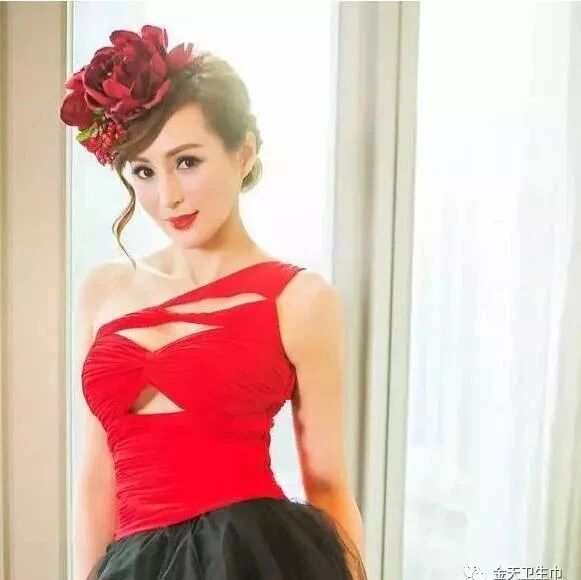 女人,自己不保养,谁替你保养?50岁嫩模暴露出场,刘晓庆赵雅芝都惊呆了!