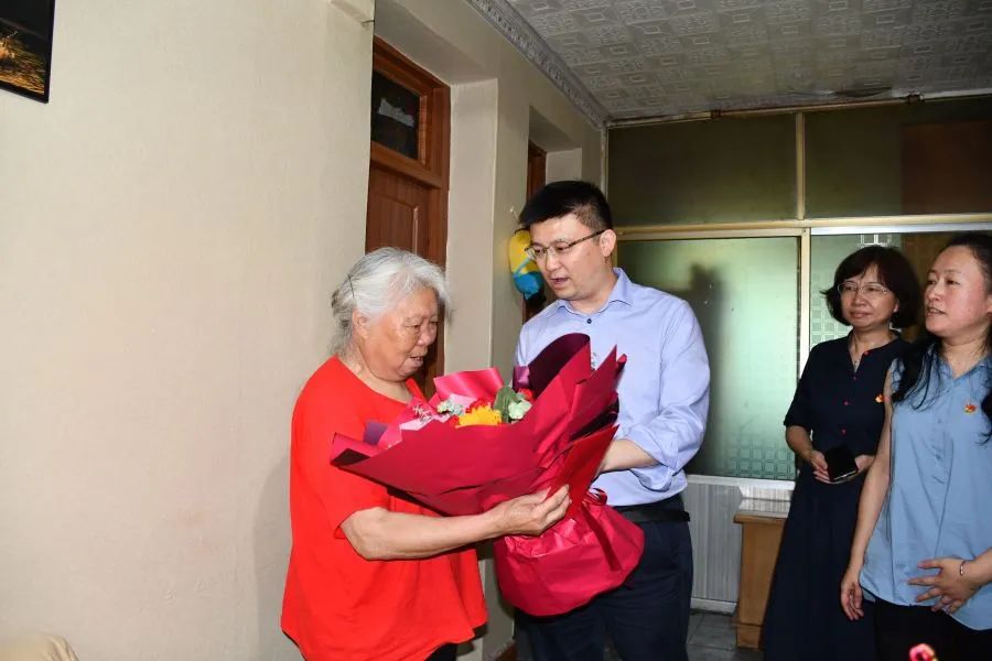 南明区代理区长刘桂均开展七一走访慰问活动