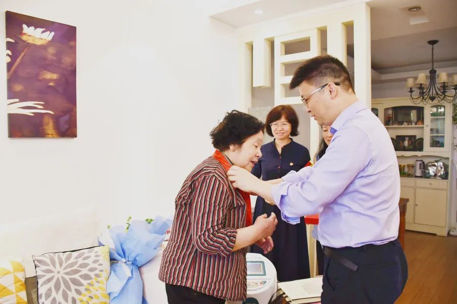 南明区代理区长刘桂均开展七一走访慰问活动