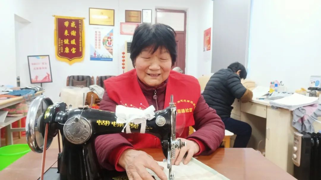郝素云为居民缝补衣物.jpg
