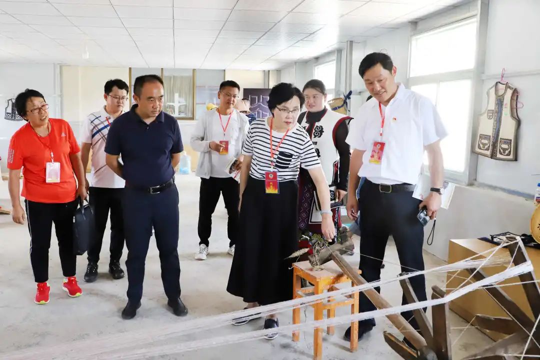 调研座谈会上,邵志宏通报了我县少数民族地区特色产业发展情况,县教体