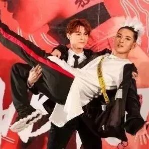 暴露年龄的回忆杀!敖犬王子大玩亲亲上演公主抱