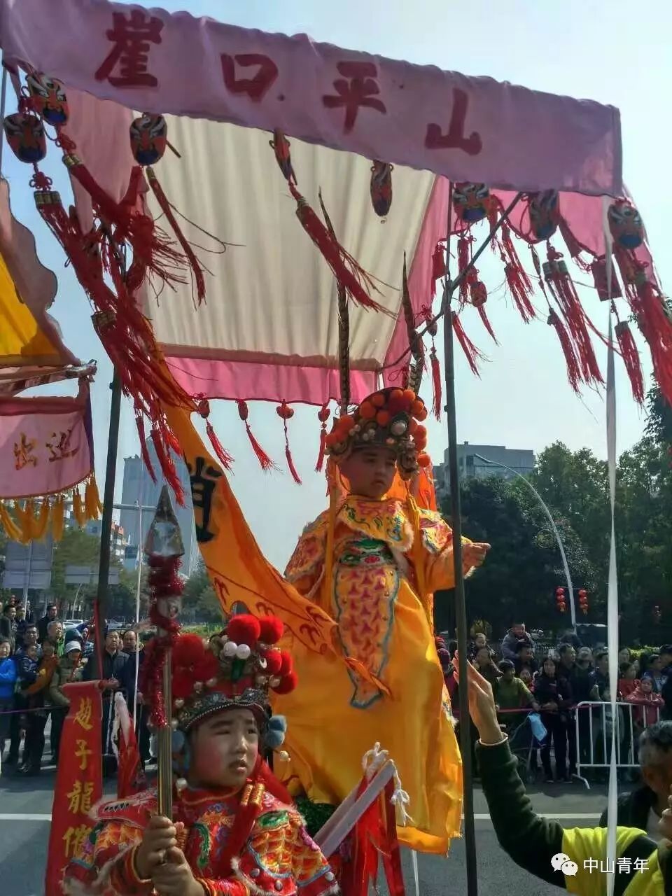 既传统又现代 中山传统的崖口飘色,长洲醉龙也纷纷上阵,这些队伍均已