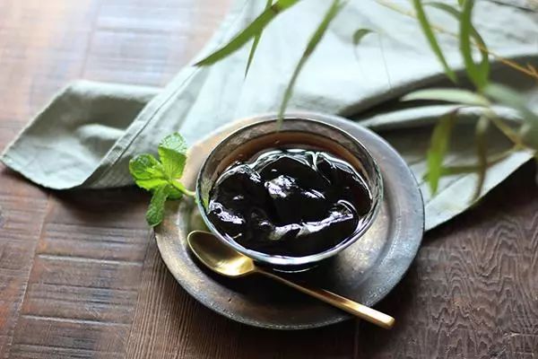 炎炎夏日,在日本的中国人能吃到一罐"仙草蜜"是怎样一
