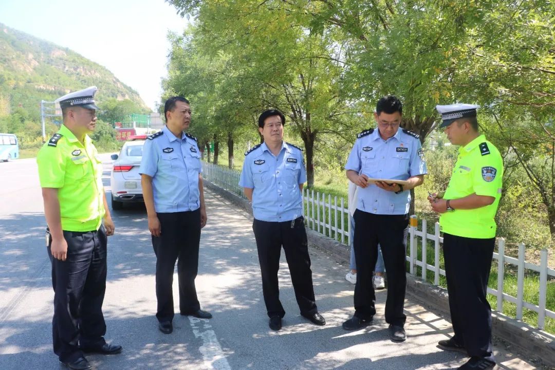 9月11日—12日,延川县公安局交警大队大队长高志远带领副大队长马延平