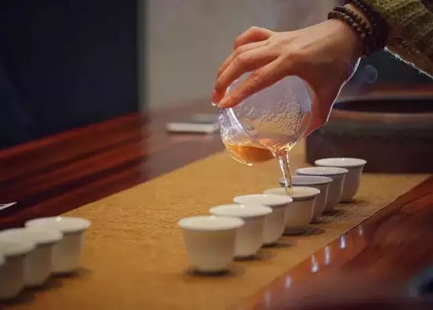 一群人喝茶,其乐融融
