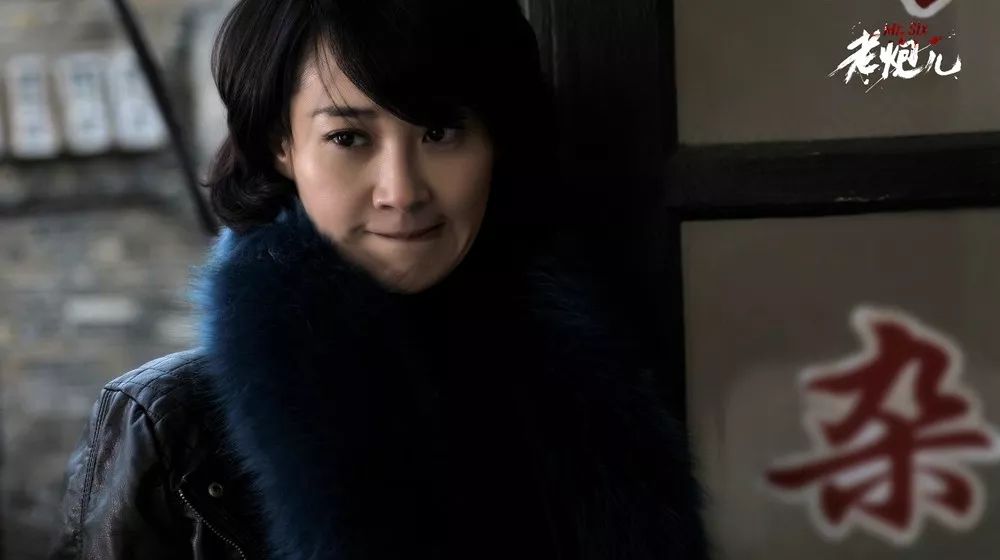 众所周知,姜文是个喜欢语不惊人死不休的人。 《邪不压正》的首映礼上,他说自己喜欢仰视女人: 我从第一个电影开始,都是把女人拍成神的,这是我的理想。 《邪不压正》首映式上的姜文 他确实也是所言非虚。无论是《阳光灿烂的日子》中的米兰和于北蓓; 《太阳照常升起》中的疯妈和林大夫; 《让子弹飞》里的花姐和县长夫人还是《一步之遥》里的武六和完颜英; 姜文电影中的女性角色要么英勇,要么性感,但从来都不只是男人故事里的陪衬。 《阳光灿烂的日子》里的米兰(宁静 饰)与于北蓓(小陶虹 饰) 《太阳照常升起》里的