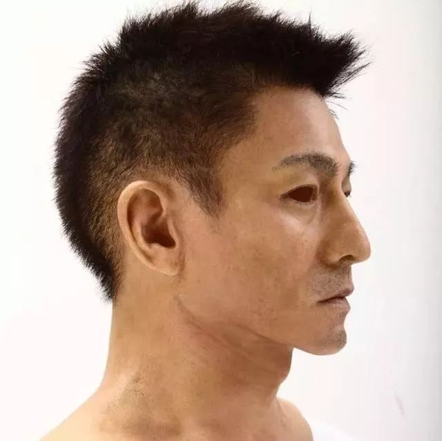 演员连凯实名爆料,某流量男星找替身带“人皮面具”饰演