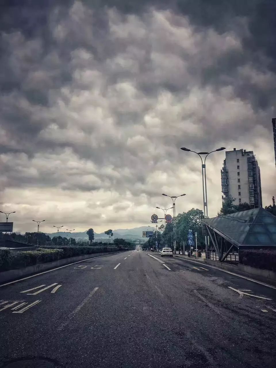 天空灰的想哭过