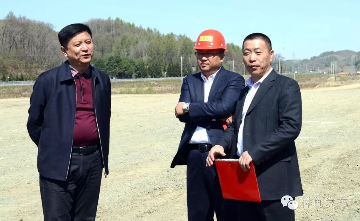 胡庆余堂董事长刘永明(右一)向市领导汇报施工计划