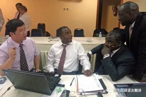 吕国博士在乌干达政府谈判现场与总统的律师威廉姆谈判