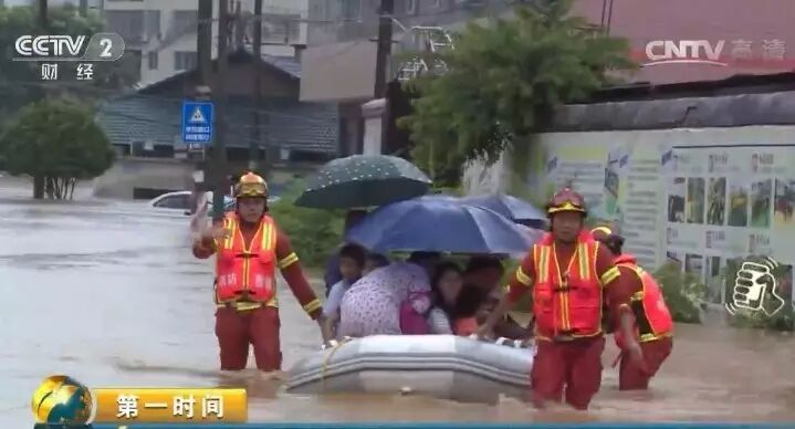 到下战书两点左右，因逃避积水而转移到学校顶楼的50余名师生被乐成救出。 