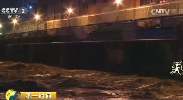 交警 杨帆：三道河、环东南路，然后另有金恒星、老猫冲，另有环西路已经举行了暂时性的交通管制。 