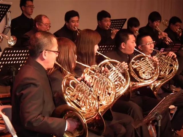 圆号在演奏这首乐曲时运用了大量的技巧,包括唇震动发音,快速吐音和