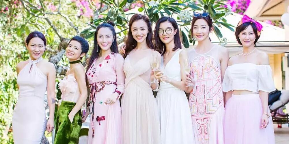 韩雯雯办了泳池粉红趴,你的婚礼派对也要这么做!