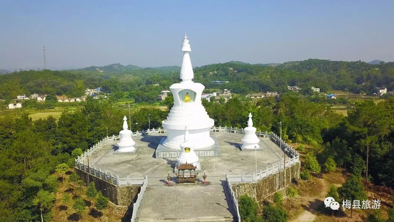 畲江禅林寺五方菩提佛塔下的叩问